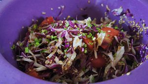 Salada de Repolho Roxo, Abacaxi e Rúcula, Fácil de fazer