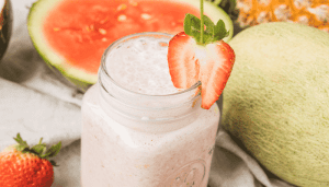 Vitamina de iogurte com melancia e morango veja