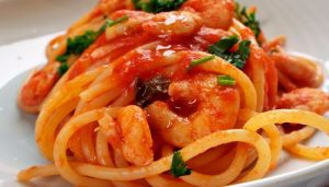 Espaguete com camarão ao molho super fácil de fazer!