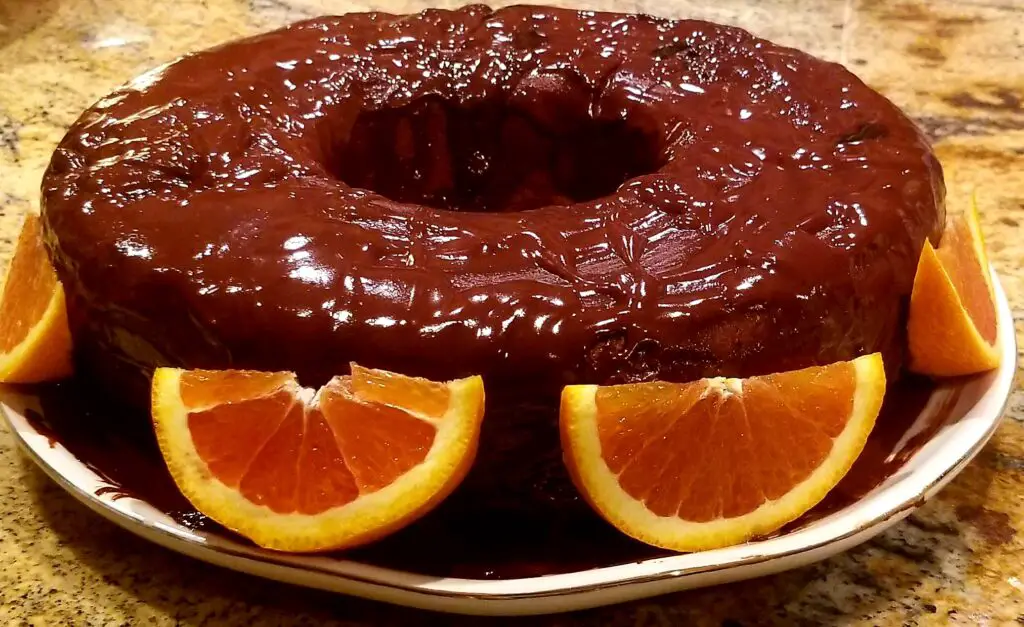 Bolo de laranja com cobertura de chocolate.
